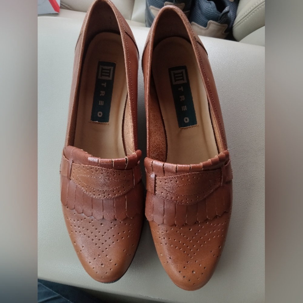 TREO Genuine Leather Loafers Women's Size 9 Camel with black sole.  FF236